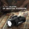 Schwarzes Olight PL-PRO Valkyrie Waffenlicht auf taktischer Tarnkleidung